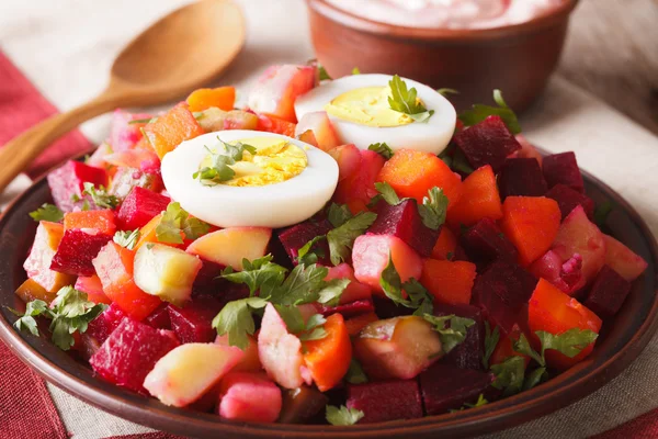 As verduras de salada de rosolli finlandesas decoraram ovos close-up. horizonte — Fotografia de Stock