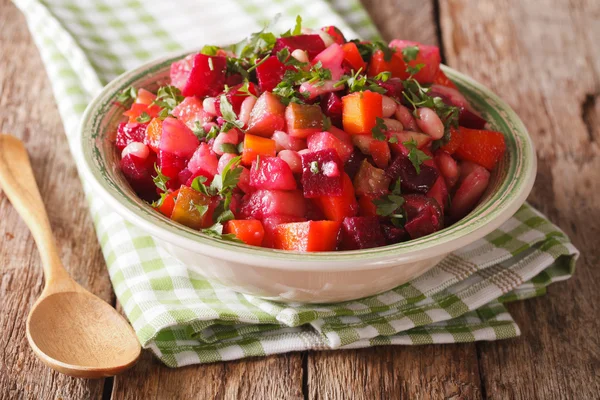 Salada de legumes russa caseira de perto. horizontal — Fotografia de Stock