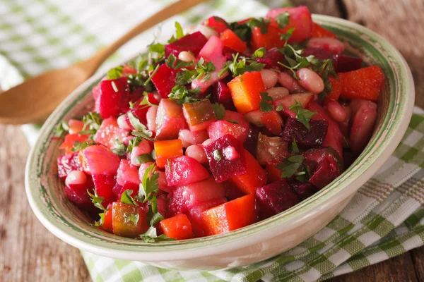 Salat mit gekochtem Gemüse in einer Schüssel Makro. horizontal — Stockfoto