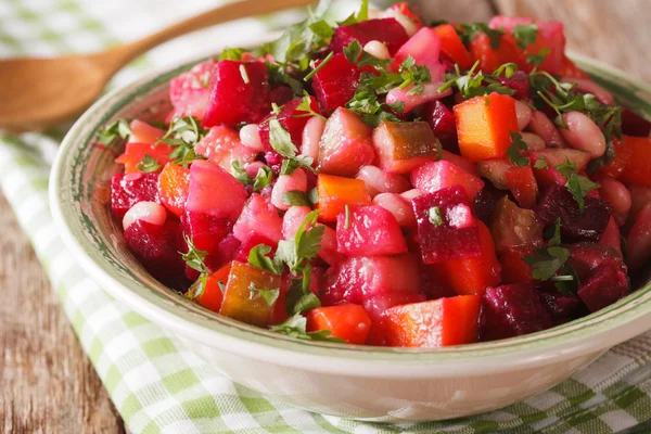 Vinägrett sallad med rödbetor, morötter, bönor, potatis och lök — Stockfoto