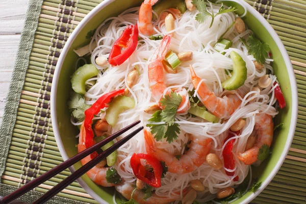 Salada tailandesa com macarrão de vidro, camarão e legumes macro. Hori... — Fotografia de Stock