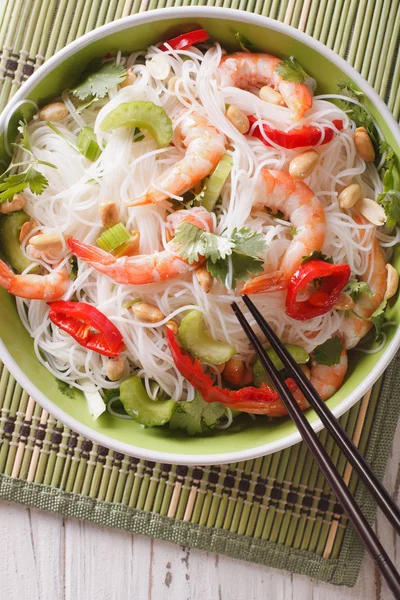 Kryddig thailändsk sallad yam woon sen med skaldjur på nära håll. vertikalt till — Stockfoto