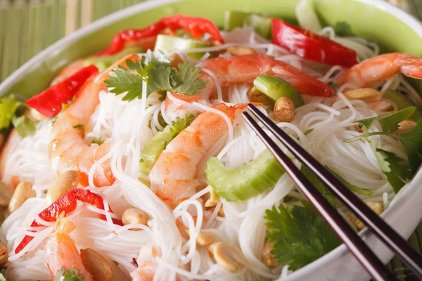 Thai salad with glass noodles, prawns and vegetables macro. Hori — Stock Photo, Image