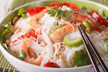 Tay salatası yam woon şen ile deniz ürünleri makro bir kase. Yatay