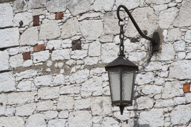 eski stil fener binanın duvarında. Yatay