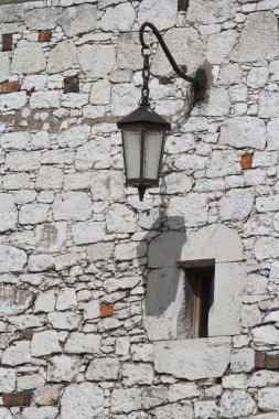 eski stil fener binanın duvarında. Dikey