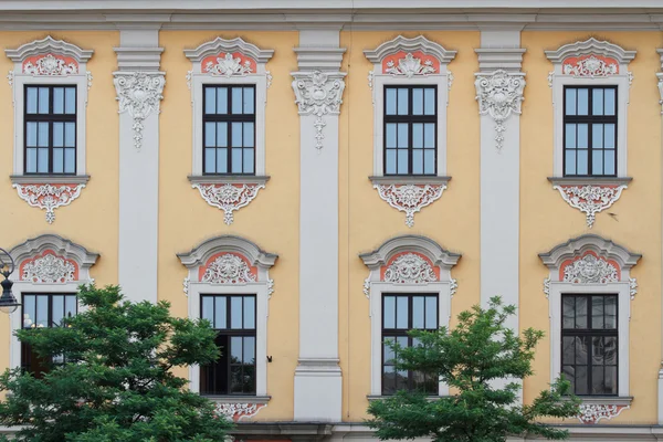 Mooi gebouw met boogramen en een bas-reliëf. Polen — Stockfoto