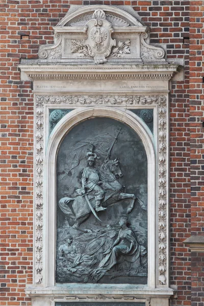 Bas-reliëf kunst op St. Mary's Basilica buitenkant in Krakau. — Stockfoto