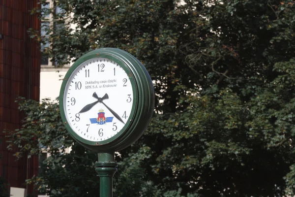 Reloj de la ciudad en paradas de transporte público — Foto de Stock