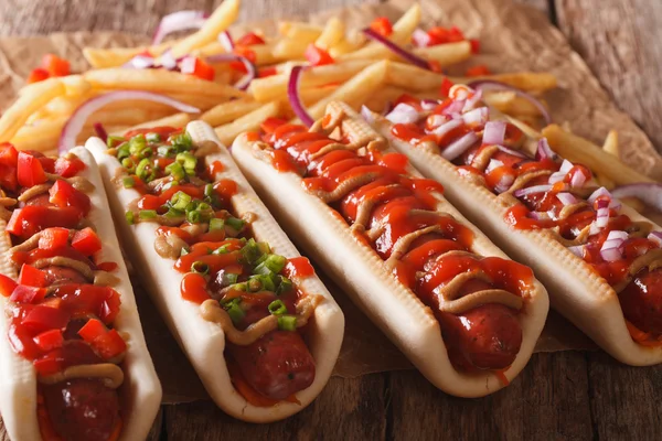 Fast: hot-dogi i frytki na stole. Poziome — Zdjęcie stockowe