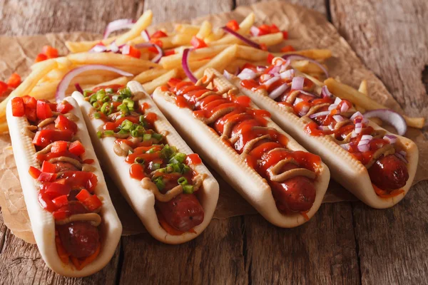 Hot dog con ketchup, senape e patatine fritte primo piano. orizzonte — Foto Stock