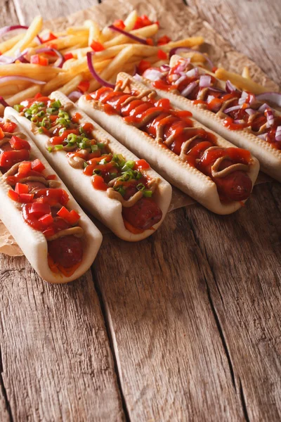 Comida rápida tradicional: perritos calientes y papas fritas en la mesa. v) —  Fotos de Stock