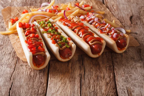 Hot-dogs au ketchup, moutarde, oignons et frites. horizon — Photo