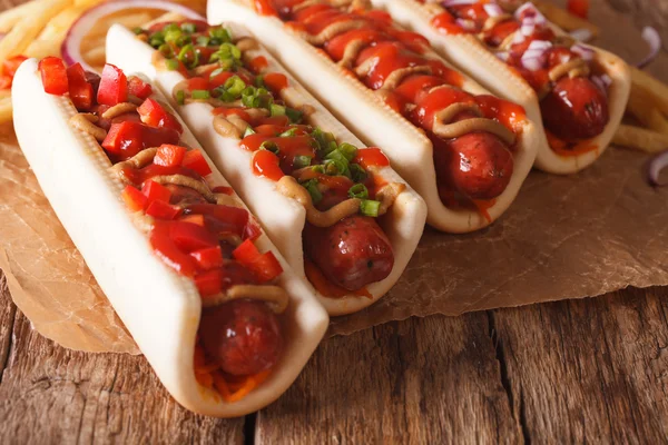 Restauration rapide : hot dogs en gros plan sur la table. horizontal — Photo