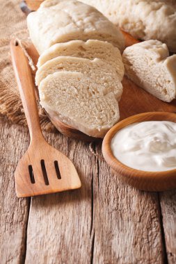 Çek mutfağı: doğrama kurulu haşlanmış knedliks yakın dilimlenmiş