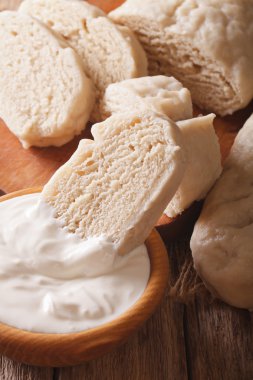 Haşlanmış knedliks ekşi krema makro tablosundaki ile. dikey