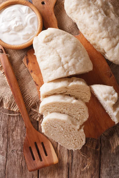 Gesneden gist knodel close-up op tafel. verticale bovenaanzicht — Stockfoto