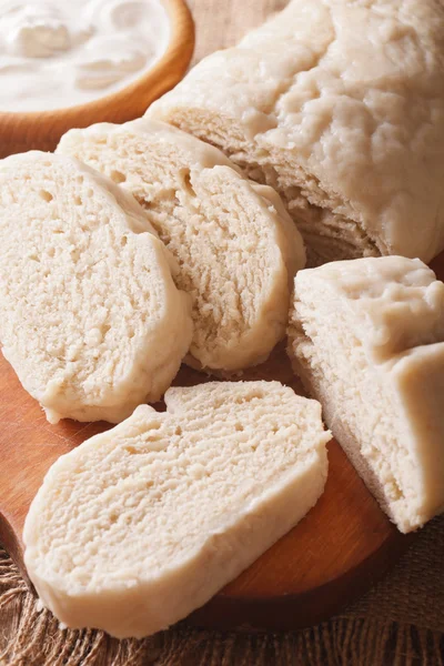 Sliced yeast knodel close-up on the table. vertical — Stock Photo, Image