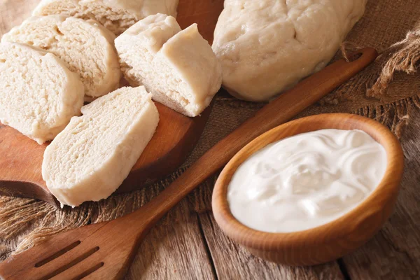 Czech sliced knedliks with sour cream close-up. horizontal — Stock Photo, Image