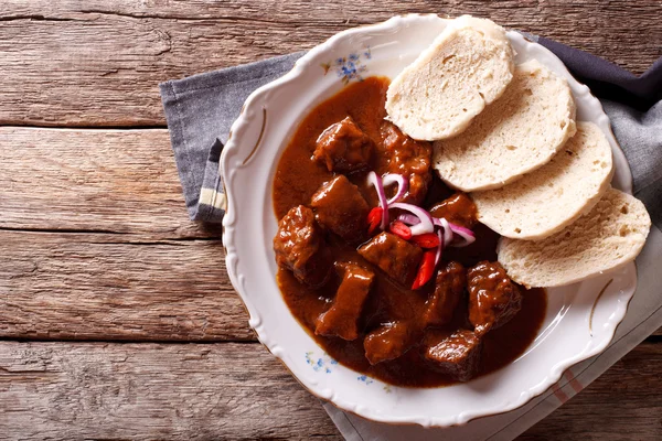 Hemlagad varm tjeckisk gulasch med knodel närbild. horisontella topp — Stockfoto