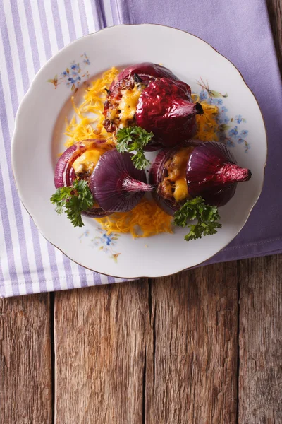 Cebola vermelha recheada com carne, legumes e cheddar close-up. Ve — Fotografia de Stock