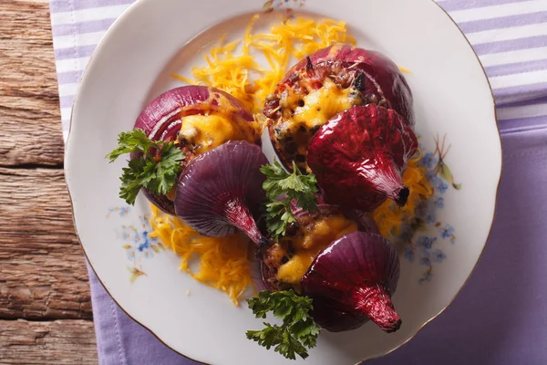 Cebola vermelha cozida no forno saborosa com carne e cheddar closeup. Horizontal — Fotografia de Stock