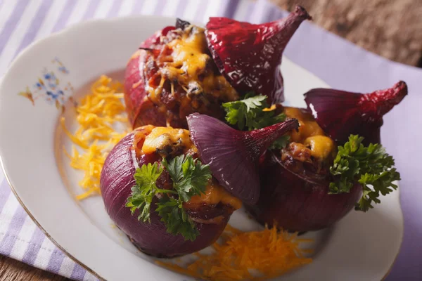 Aperitivo saudável: cebola vermelha com carne picada, legumes e ch — Fotografia de Stock