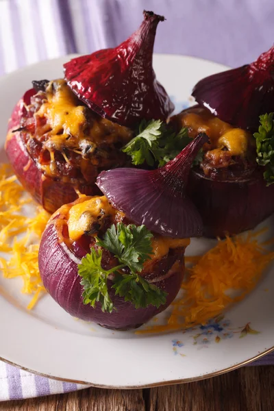 Aperitivo caliente: cebolla roja al horno con carne picada y cheddar clos —  Fotos de Stock