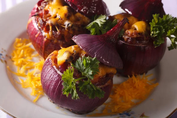 Sabrosa cebolla roja al horno con carne, verduras y cheddar primer plano —  Fotos de Stock