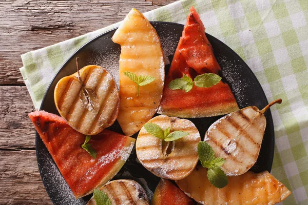 Healthy fruits grilled with mint close up on the table. Horizont — Stock Photo, Image