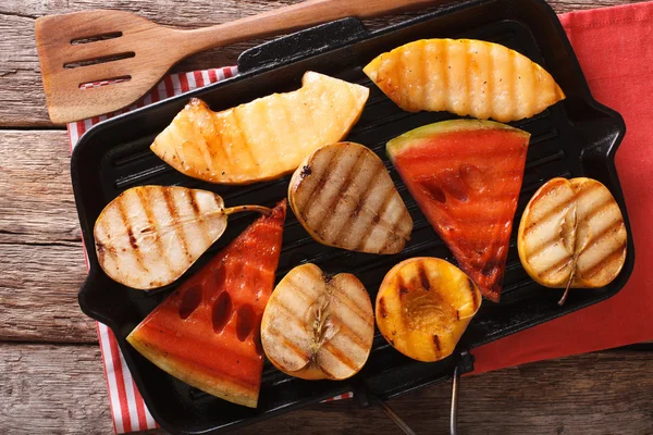 Comida sã: maçã, melão, pêra, melancia e pêssego em uma grade — Fotografia de Stock