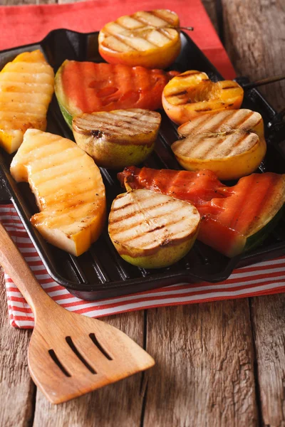 Maçã saborosa, melão, pêra, melancia e pêssego em uma panela de grelha. v — Fotografia de Stock
