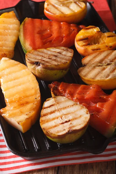 Gegrillter Apfel, Melone, Birne, Wassermelone und Pfirsich auf dem Grill — Stockfoto