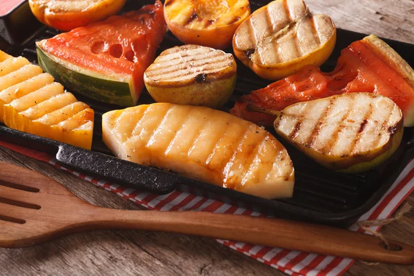 Gegrillter Apfel, Melone, Birne, Wassermelone und Pfirsich auf dem Grill — Stockfoto