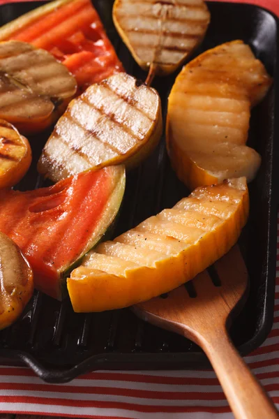 Maçãs de fruto, melão, pêras, melancia em uma panela de grelha macro. ver — Fotografia de Stock