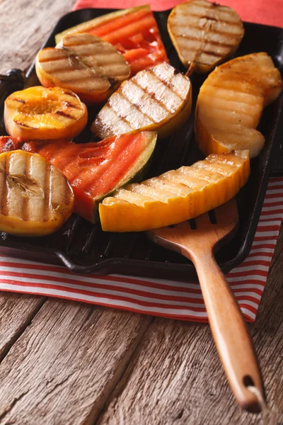 Äpplen, melon, päron, vattenmelon och persika på en grill panorera close-u — Stockfoto