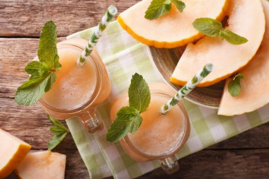 Kavun suyu cam ahşap masa üzerinde. Yatay üst vie