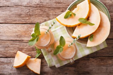 Honeydew kavun suyu closeup ahşap arka plan, yatay olarak