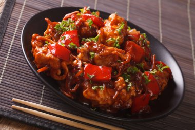 Ekşi-tatlı sos yakın çekim sebze ile kavrulmuş domuz. Yatay