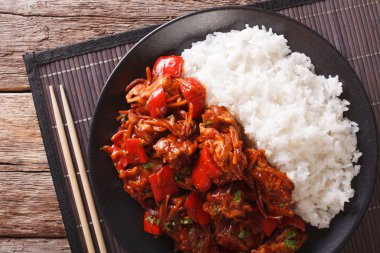 Tatlı ve ekşi sos closeup içinde Komposto domuz eti pilav. Horizonta