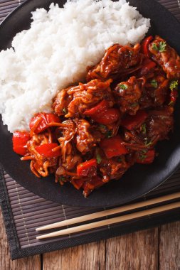 Asya tarzı garnitür pirinç ve sebze soslu domuz eti. Dikey t