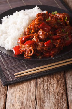 Asya tarzı garnitür pirinç ve sebze soslu domuz eti. dikey