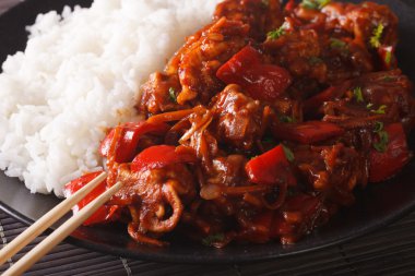 Tatlı ve ekşi sos closeup içinde Komposto domuz eti pilav. Horizonta