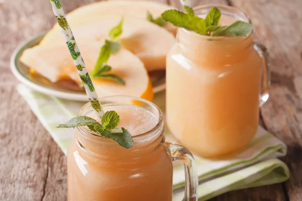 Tasty smoothies of melon with mint macro in a glass jar. horizon — Stock Photo, Image