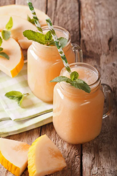Melon juice in the glass on the wooden table. Vertical — Stock Photo, Image