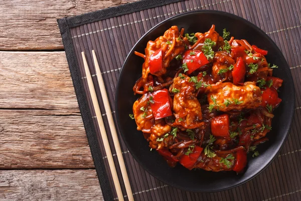 Varkensvlees gestoofd in zoetzure saus met groenten close-up. H — Stockfoto