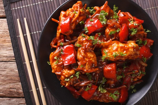 Chinesisches Essen: Schweinefleisch in Sauce mit Gemüse auf einem Teller. Horizont — Stockfoto