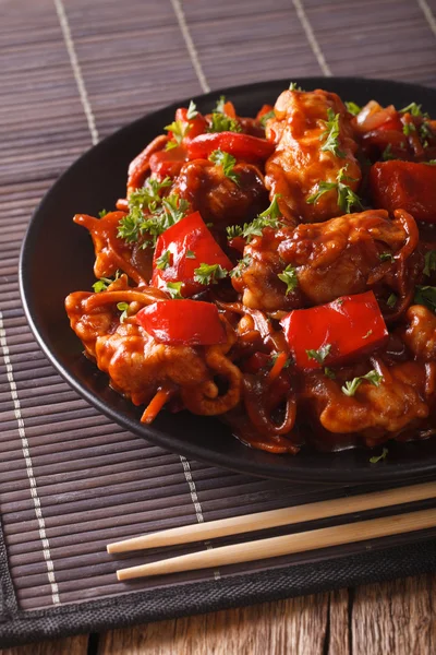 Daging babi dengan sayuran dengan saus pedas gaya Asia. vertikal — Stok Foto