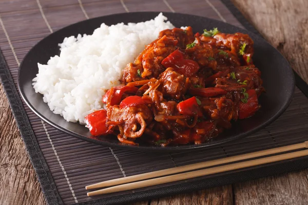 Cerdo estofado en salsa agridulce con verduras y arroz cl — Foto de Stock