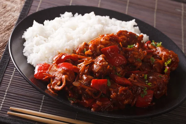 豚肉と野菜のアジアン スタイルで飾る米。水平方向 — ストック写真